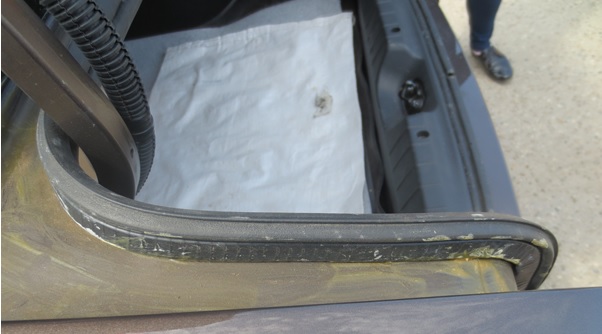 Наслоения антикоррозийных материалов на поверхности уплотнителя проема крышки багажника